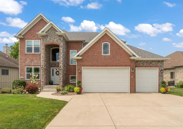 Photo 2 of Sale Pending at 9952 Mathews St, Crown Point, IN 46307 | MLS# 842832 | Listing updated on 2026-09-13