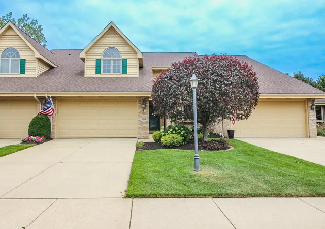 Photo 2 of Townhouse for sale at 504 Pinehurst Ln, Schererville, IN 46375 | MLS# 843026 | Listing updated on 2026-09-24