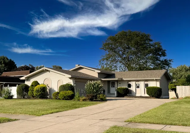 Photo 1 of Sale Pending at 1049 Heather Ln, Munster, IN 46321 | MLS# 844869 | Listing updated on 2026-09-21