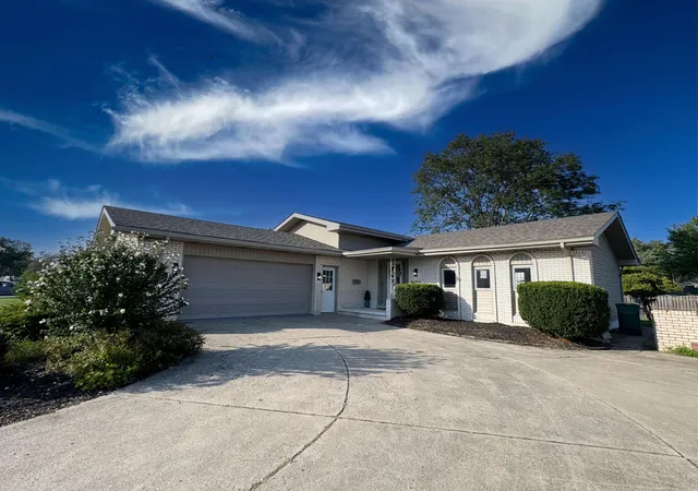 Photo 2 of Sale Pending at 1049 Heather Ln, Munster, IN 46321 | MLS# 844869 | Listing updated on 2026-09-21