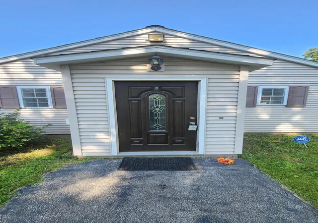Photo 3 of Single family home for sale at 10 E 1/2 36th Pl, Hobart, IN 46342 | MLS# 843553 | Listing updated on 2026-09-11