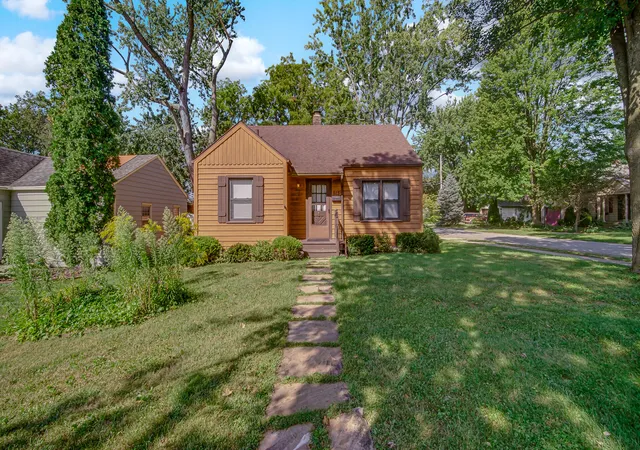 Photo 1 of Single family home for sale at 613 Madison St, Valparaiso, IN 46385 | MLS# 844707 | Listing updated on 2026-09-15
