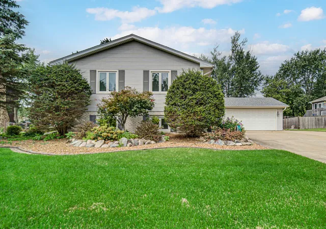 Photo 3 of Single family home for sale at 9776 W Oakridge Dr, St. John, IN 46373 | MLS# 844148 | Listing updated on 2026-09-10