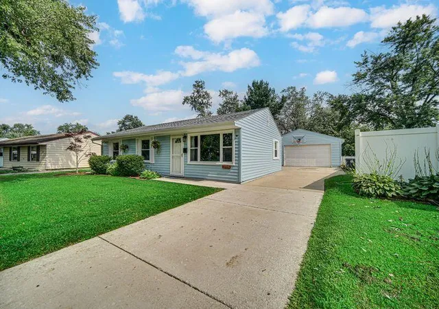 Photo 2 of Single family home for sale at 2919 Drexel Dr, Hobart, IN 46342 | MLS# 844035 | Listing updated on 2026-09-11