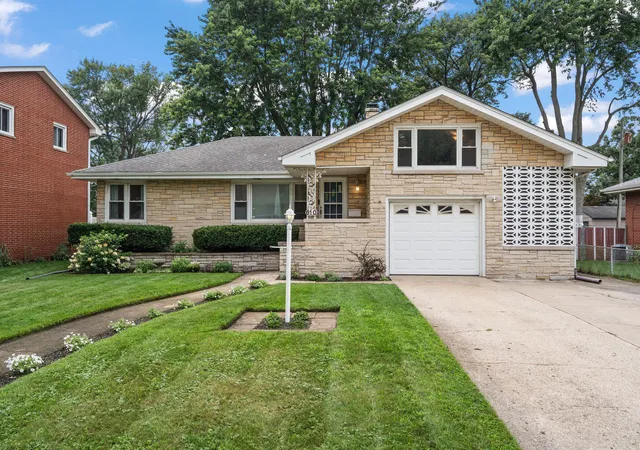 Photo 2 of Sale Pending at 610 N Indiana St, Griffith, IN 46319 | MLS# 844114 | Listing updated on 2026-09-08