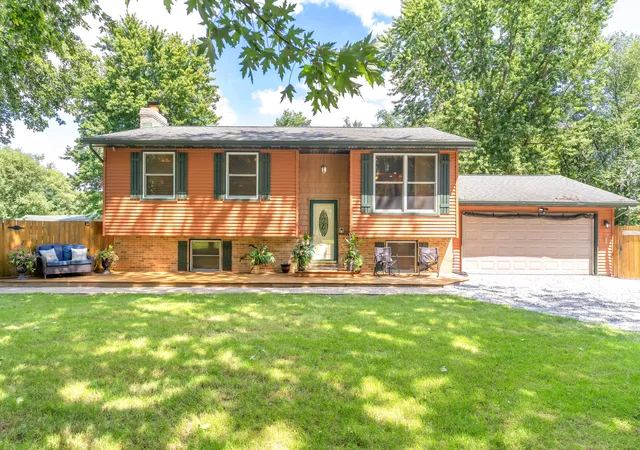 Photo 3 of Sale Pending at 9857 Silver Ct, De Motte, IN 46310 | MLS# 844318 | Listing updated on 2026-09-14