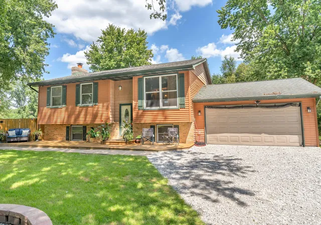 Photo 3 of Sale Pending at 9857 Silver Ct, De Motte, IN 46310 | MLS# 844318 | Listing updated on 2026-09-14
