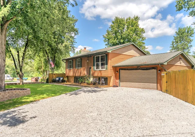Photo 4 of Sale Pending at 9857 Silver Ct, De Motte, IN 46310 | MLS# 844318 | Listing updated on 2026-09-14