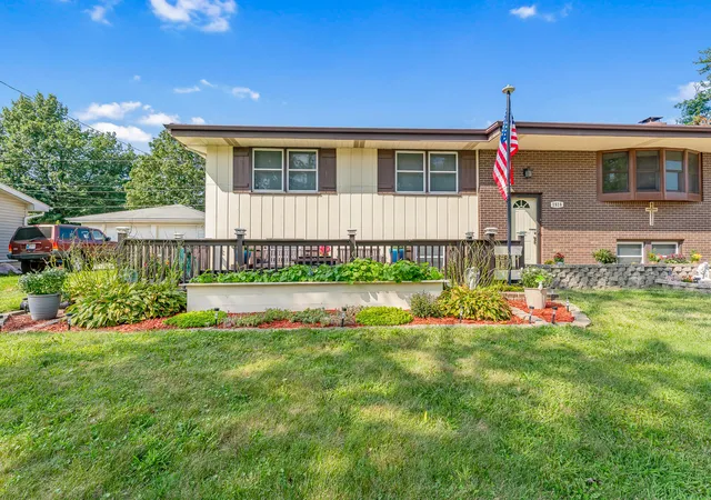 Photo 2 of Sale Pending at 1818 W 94th Ave, Crown Point, IN 46307 | MLS# 844553 | Listing updated on 2026-09-11