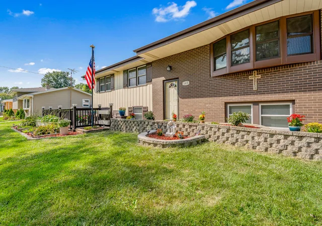 Photo 3 of Sale Pending at 1818 W 94th Ave, Crown Point, IN 46307 | MLS# 844553 | Listing updated on 2026-09-11