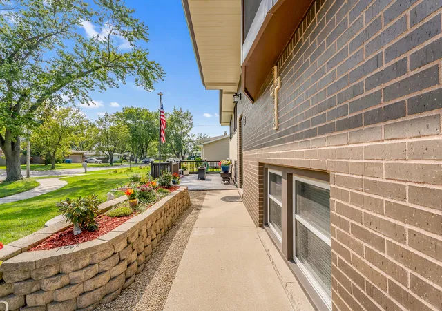 Photo 3 of Sale Pending at 1818 W 94Th Ave, Crown Point, IN 46307 | MLS# 844553 | Listing updated on 2026-09-11