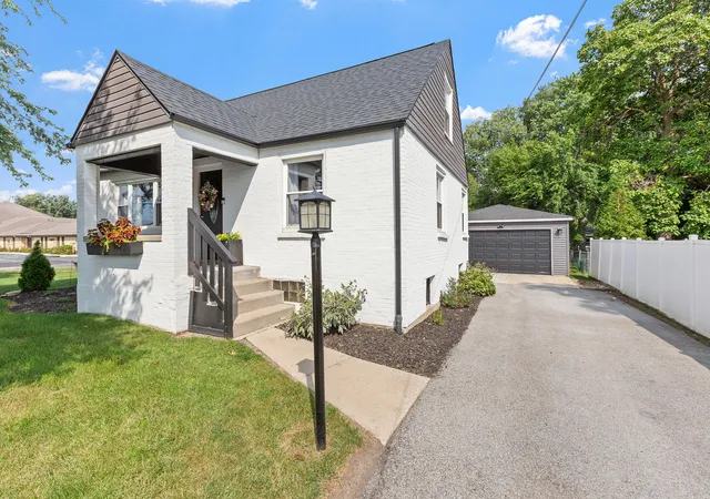 Photo 2 of Sale Pending at 2608 Campbell St, Valparaiso, IN 46385 | MLS# 844642 | Listing updated on 2026-09-11