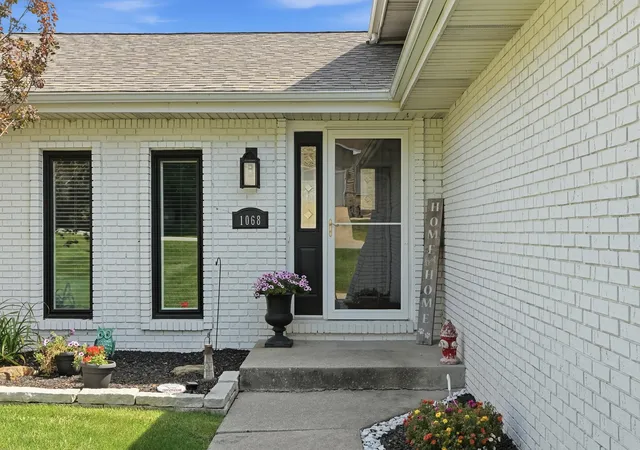 Photo 2 of Sale Pending at 1068 Shoreline Rd, Crown Point, IN 46307 | MLS# 844786 | Listing updated on 2026-09-14