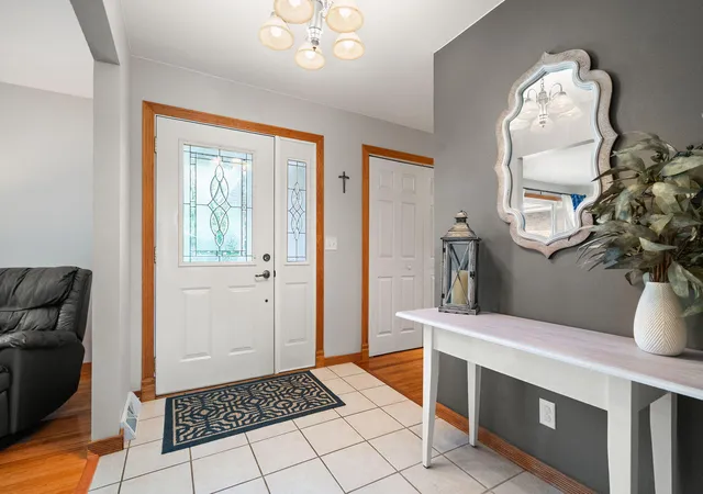 Photo 3 of Sale Pending at 2323 Drop Anchor Dr, Crown Point, IN 46307 | MLS# 845060 | Listing updated on 2026-09-16