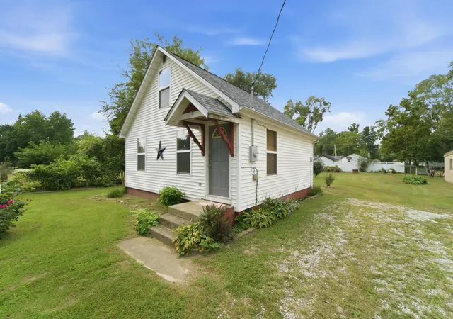 Photo 2 of Sale Pending at 708 S Rose Ave, Kouts, IN 46347 | MLS# 845067 | Listing updated on 2026-09-22