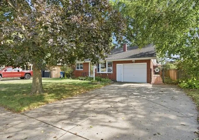 Photo 2 of Single family home for sale at 609 E Ash Pl, Griffith, IN 46319 | MLS# 845349 | Listing updated on 2026-09-15