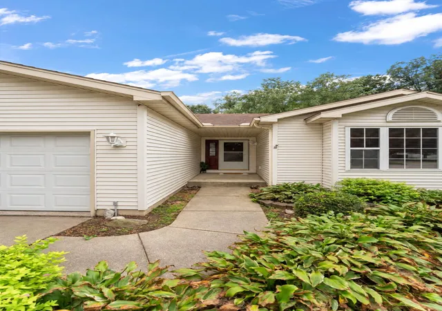 Photo 2 of Single family home for sale at 405 Galway Dr, Valparaiso, IN 46385 | MLS# 845176 | Listing updated on 2026-09-11
