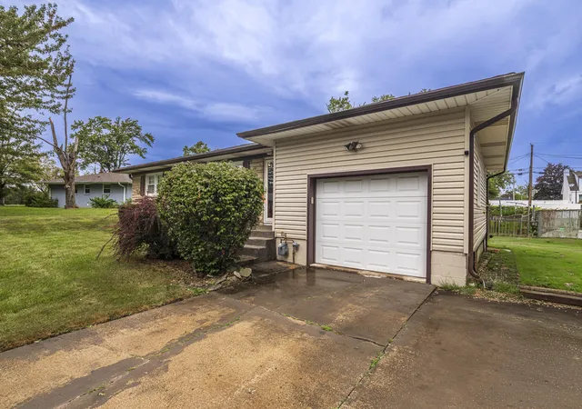 Photo 3 of Single family home for sale at 1900 W 58th Place, Merrillville, IN 46410 | MLS# 845119 | Listing updated on 2026-09-11