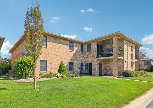 Photo 3 of Condo for sale at 982 Elm Dr, Crown Point, IN 46307 | MLS# 845269 | Listing updated on 2026-09-14