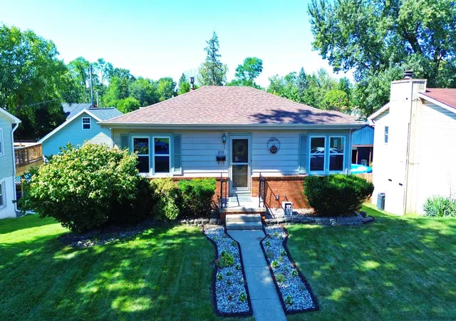 Photo 2 of Single family home for sale at 210 Michigan St, Chesterton, IN 46304 | MLS# 845124 | Listing updated on 2026-09-15