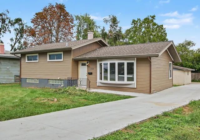 Photo 2 of Single family home for sale at 1209 N Broad St, Griffith, IN 46319 | MLS# 845186 | Listing updated on 2026-09-11
