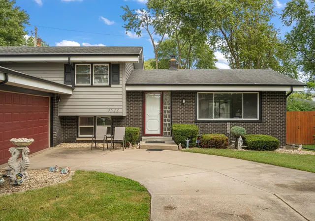 Photo 2 of Single family home for sale at 9523 Cleveland St, Crown Point, IN 46307 | MLS# 845140 | Listing updated on 2026-09-22