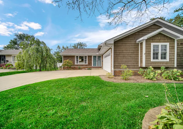 Photo 2 of Single family home for sale at 9424 Chestnut Ln, Munster, IN 46321 | MLS# 845169 | Listing updated on 2026-09-11