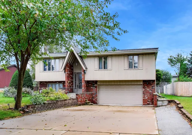 Photo 1 of Single family home for sale at 1138 Fran Lin Pkwy, Munster, IN 46321 | MLS# 845211 | Listing updated on 2026-09-12