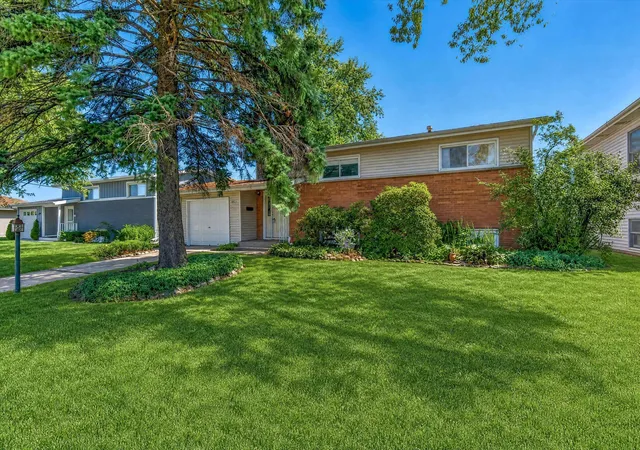 Photo 1 of Single family home for sale at 9517 Farmer Dr, Highland, IN 46322 | MLS# 845235 | Listing updated on 2026-09-13