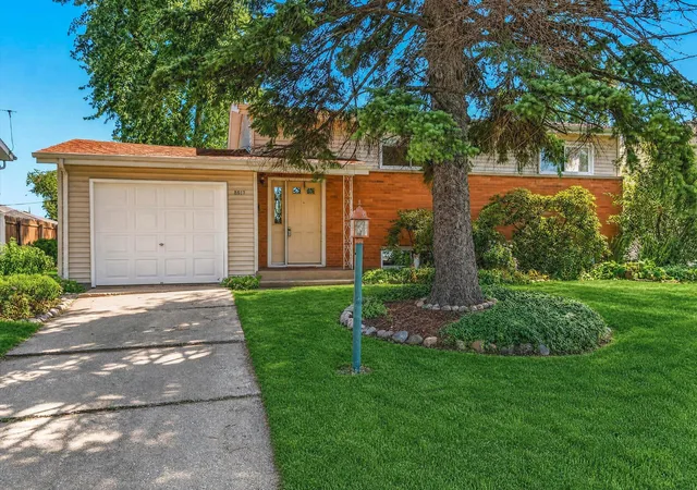 Photo 2 of Single family home for sale at 9517 Farmer Dr, Highland, IN 46322 | MLS# 845235 | Listing updated on 2026-09-13