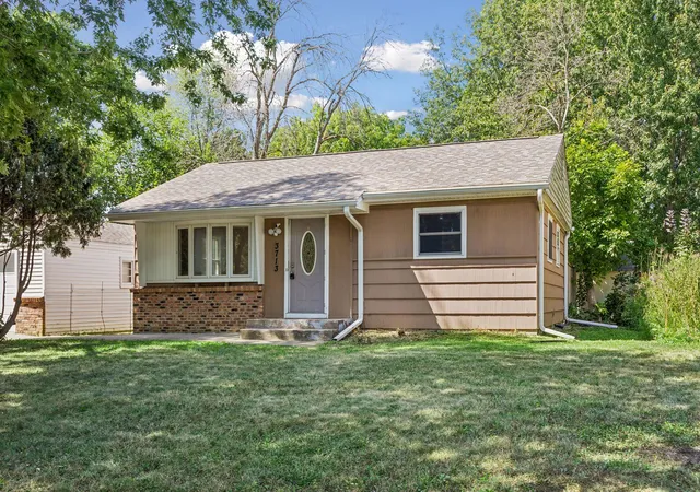 Photo 3 of Sale Pending at 3713 Van Dyke St, Saint Paul, MN 55110 | MLS# 6804407 | Listing updated on 2026-10-06