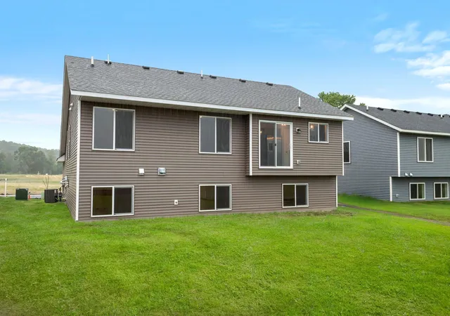 Photo 3 of Single family home for sale at 337 Ridge Road, Le Sueur, MN 56058 | MLS# 6814912 | Listing updated on 2026-09-10