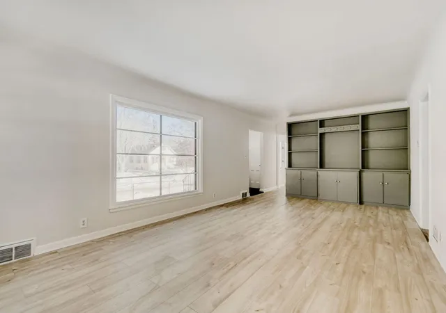 Photo 4 of Single family home for sale at 124 King St W, Saint Paul, MN 55107 | MLS# 7015040 | Listing updated on 2026-09-15