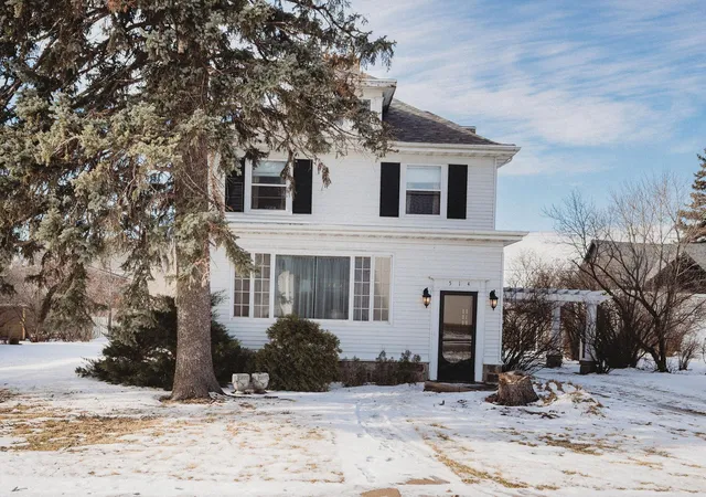 Photo 2 of Single family home for sale at 514 2nd Avenue Se, Jamestown, ND 58401 | MLS# 7019381 | Listing updated on 2026-09-15