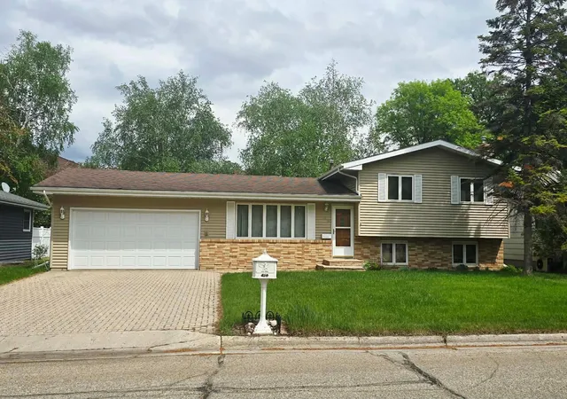 Photo 1 of Single family home for sale at 610 Kneale Ave S, Thief River Falls, MN 56701 | MLS# 7054750 | Listing updated on 2026-09-12