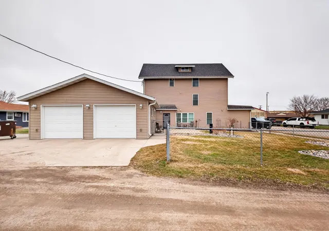 Photo 3 of Single family home for sale at 202 3rd Avenue SE, Barnesville, MN 56514 | MLS# 7058300 | Listing updated on 2026-09-15