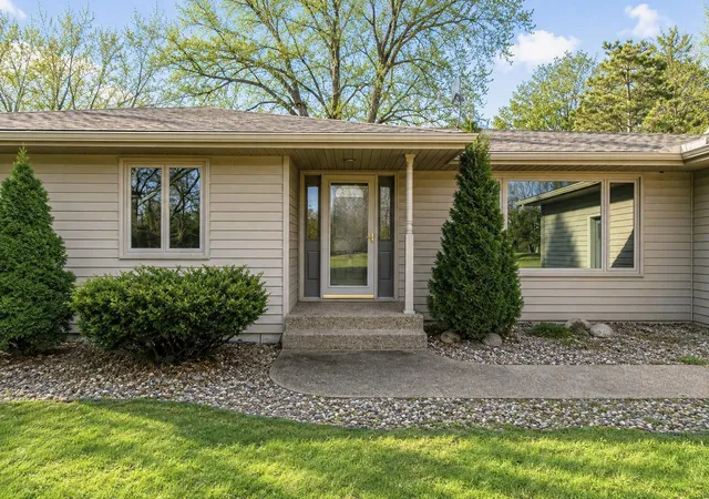 Photo 2 of Single family home for sale at 101 Mapleridge Dr, Mankato, MN 56001 | MLS# 7060812 | Listing updated on 2026-09-14