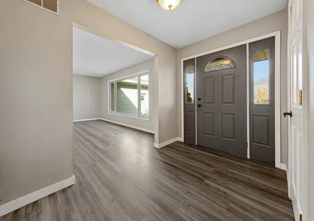 Photo 3 of Single family home for sale at 101 Mapleridge Dr, Mankato, MN 56001 | MLS# 7060812 | Listing updated on 2026-09-14