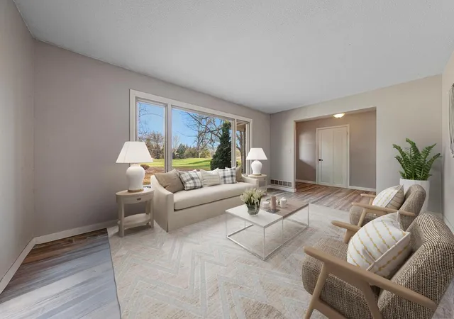 Photo 3 of Single family home for sale at 101 Mapleridge Dr, Mankato, MN 56001 | MLS# 7060812 | Listing updated on 2026-09-14