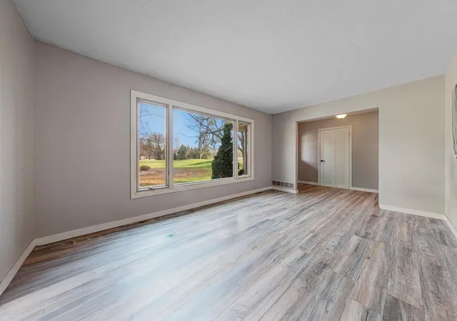 Photo 4 of Single family home for sale at 101 Mapleridge Dr, Mankato, MN 56001 | MLS# 7060812 | Listing updated on 2026-09-14