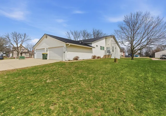 Photo 1 of Sale Pending at 916 Armstrong Blvd N, Saint James, MN 56081 | MLS# 7063995 | Listing updated on 2026-10-19