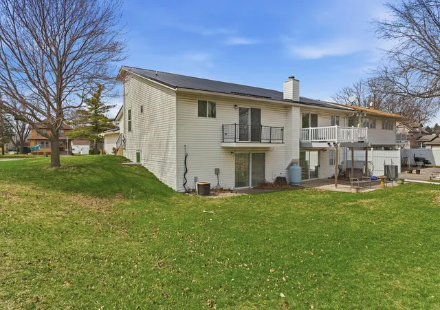 Photo 3 of Sale Pending at 916 Armstrong Blvd N, Saint James, MN 56081 | MLS# 7063995 | Listing updated on 2026-10-19