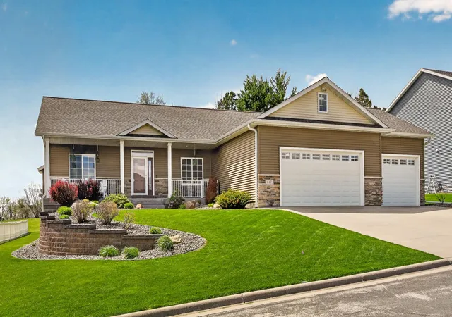 Photo 3 of Single family home for sale at 847 Golfview Ave, Zumbrota, MN 55992 | MLS# 7066637 | Listing updated on 2026-09-11