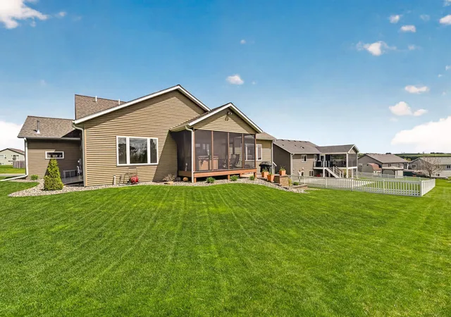Photo 4 of Single family home for sale at 847 Golfview Ave, Zumbrota, MN 55992 | MLS# 7066637 | Listing updated on 2026-09-11