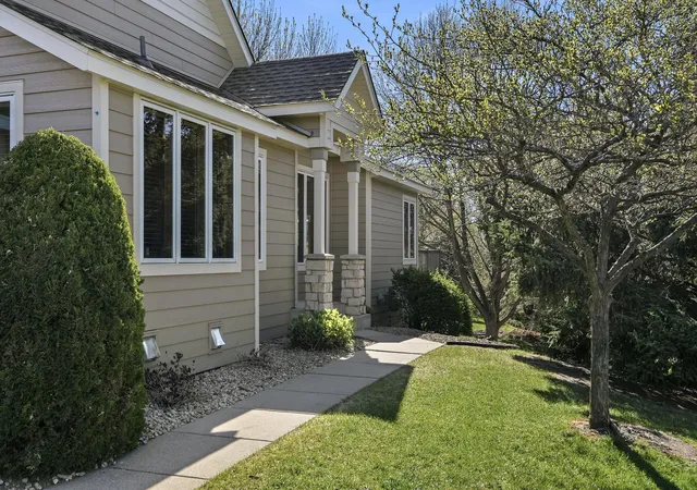 Photo 3 of Single family home for sale at 8821 Stonebrooke Ct, Saint Paul, MN 55125 | MLS# 7069769 | Listing updated on 2026-09-15