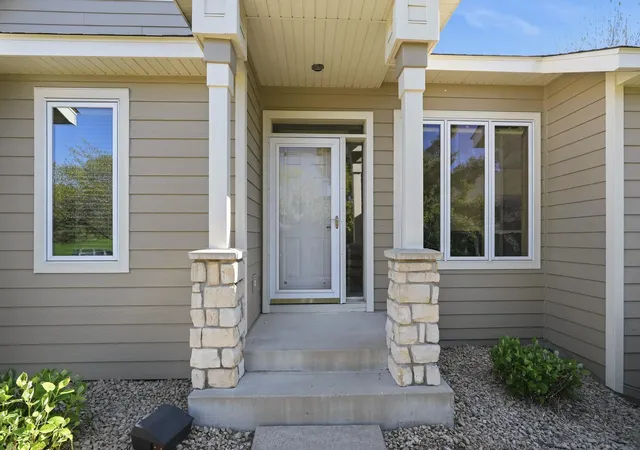 Photo 4 of Single family home for sale at 8821 Stonebrooke Ct, Saint Paul, MN 55125 | MLS# 7069769 | Listing updated on 2026-09-15