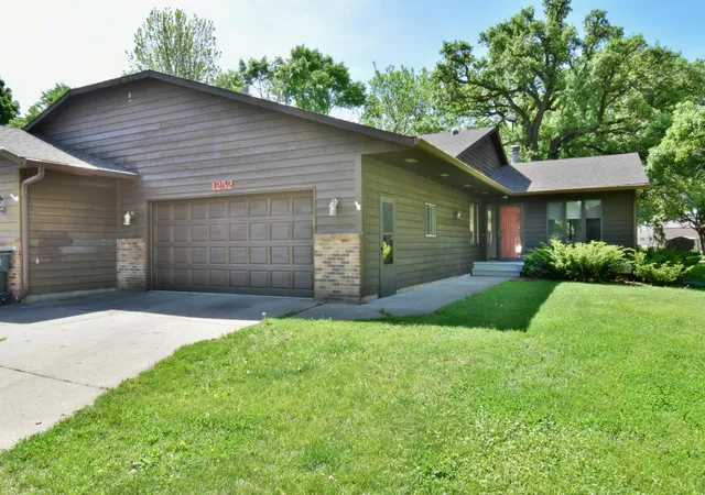 Photo 1 of Townhouse for sale at 1252 Rolling Oaks Ln Nw, Hutchinson, MN 55350 | MLS# 7072767 | Listing updated on 2026-09-15