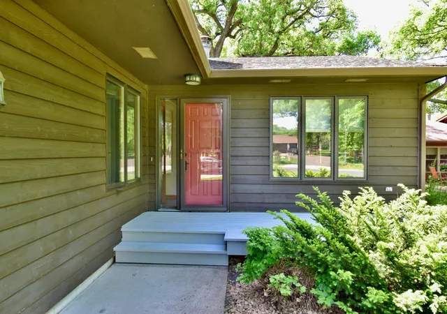 Photo 2 of Townhouse for sale at 1252 Rolling Oaks Ln Nw, Hutchinson, MN 55350 | MLS# 7072767 | Listing updated on 2026-09-15