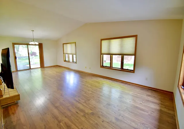Photo 3 of Townhouse for sale at 1252 Rolling Oaks Ln Nw, Hutchinson, MN 55350 | MLS# 7072767 | Listing updated on 2026-09-15