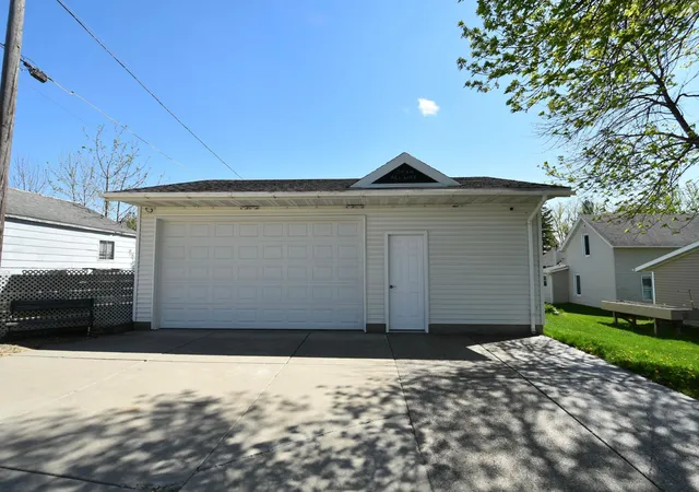 Photo 4 of Single family home for sale at 131 E 7th Street, Zumbrota, MN 55992 | MLS# 7073026 | Listing updated on 2026-09-12